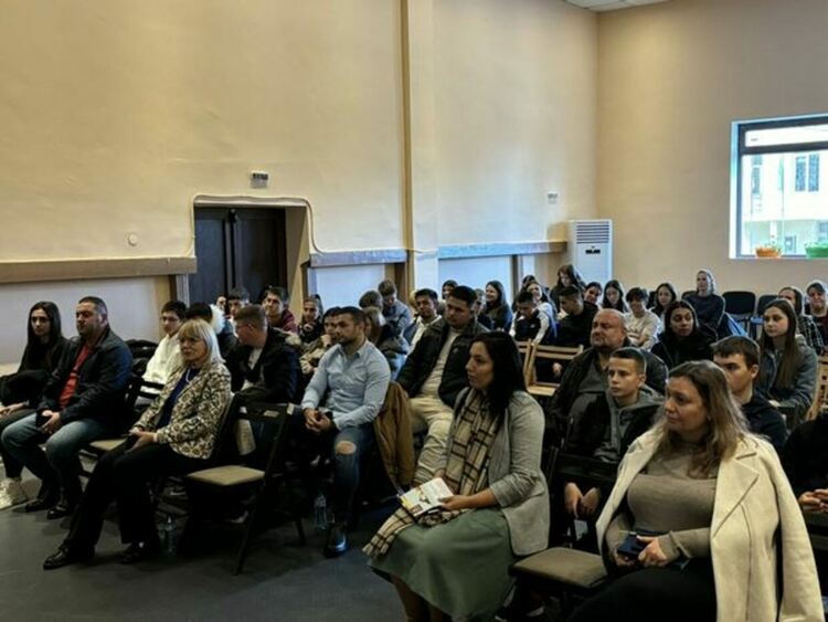 „Младите и кибер светът“