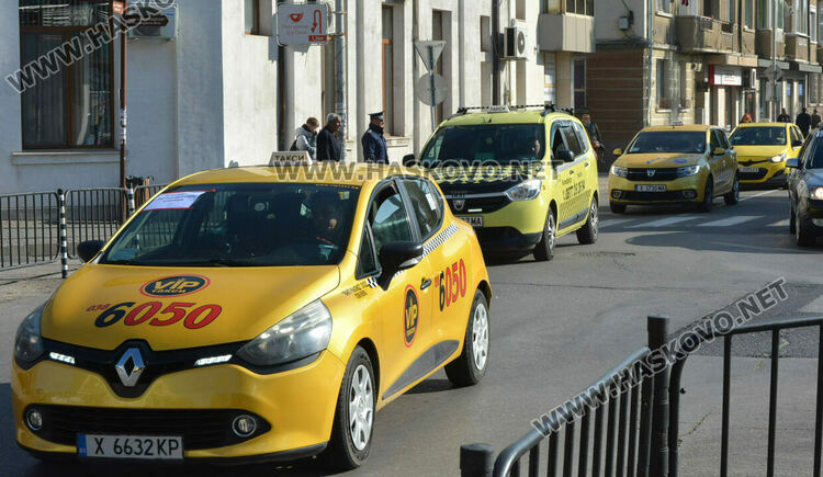 Над 150 таксита се включиха в протеста срещу по-скъпите застраховки в Хасково