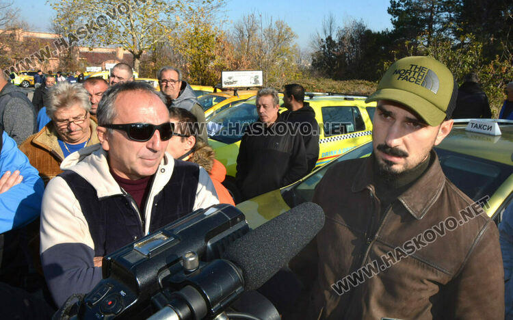 Над 150 таксита се включиха в протеста срещу по-скъпите застраховки в Хасково