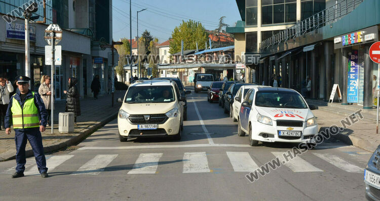 Над 150 таксита се включиха в протеста срещу по-скъпите застраховки в Хасково