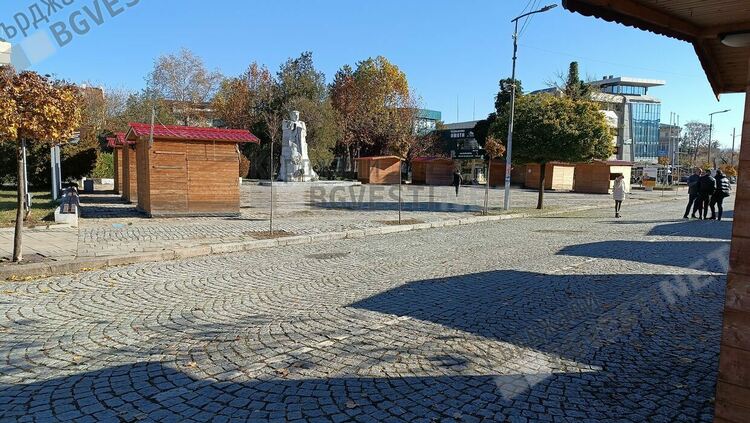 Къщичките на Коледния базар на Кърджали са монтирани,чакат своите наематели