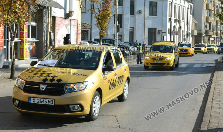 Над 150 таксита се включиха в протеста срещу по-скъпите застраховки в Хасково