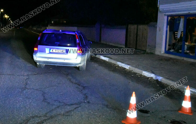 Пешеходец е с опасност за живота след удар от кола