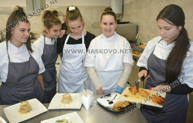 Ученици презентираха ястия от тиква за Деня на християнското семейство