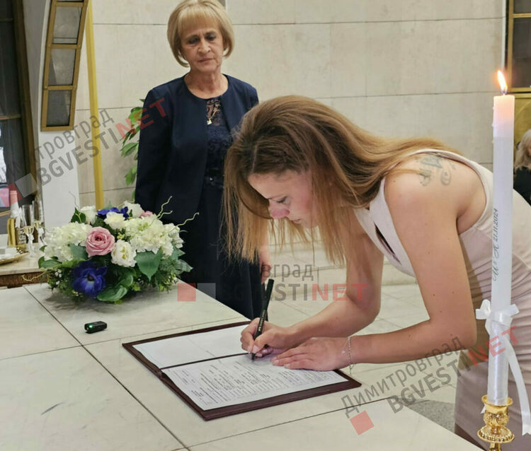 Навръх Деня на християнското семейство кметът венча 2 двойки в граждански брак