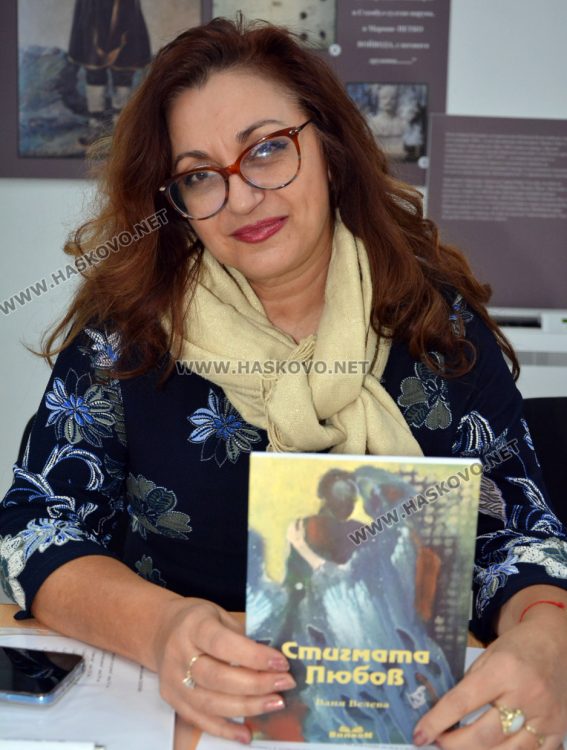 Ваня Велева откри осма самостоятелна изложба в Хасково