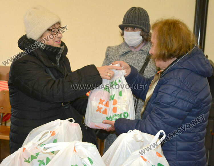 Възрастни хасковлии получиха помощи за Деня на християнското семейство