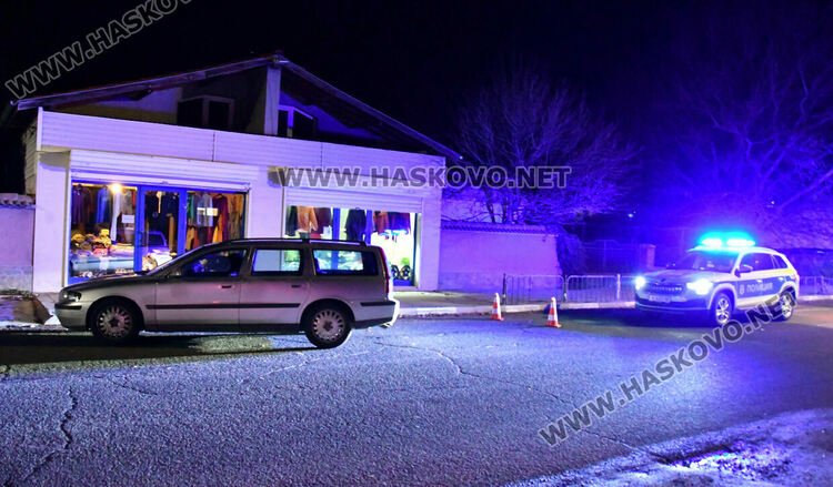 Пешеходец е с опасност за живота след удар от кола