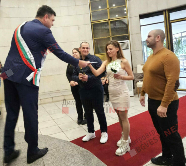 Навръх Деня на християнското семейство кметът венча 2 двойки в граждански брак