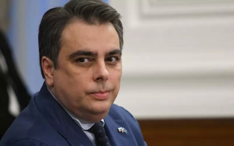 Скандалът с бившата фирма на Асен Василев се разрасна