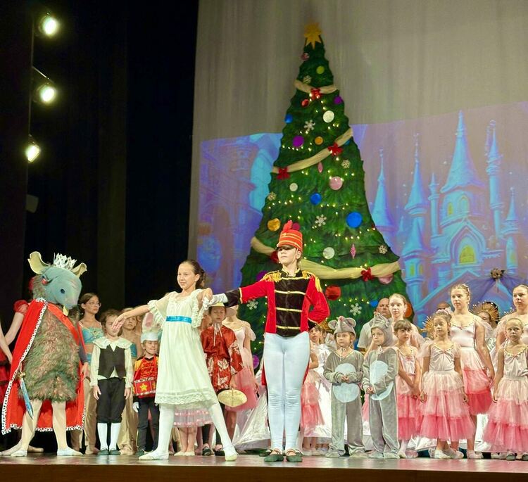 Децата от Балетна школа „Алегро“ подаряват на Хасково спектакъла „Лешникотрошачката“ 