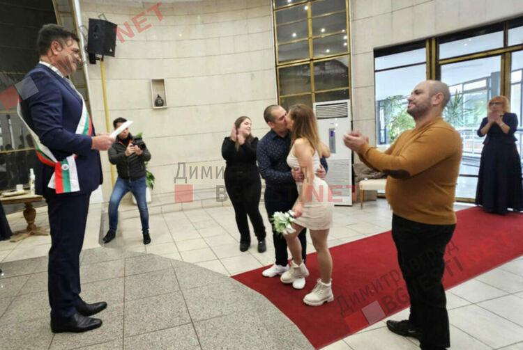 Навръх Деня на християнското семейство кметът венча 2 двойки в граждански брак