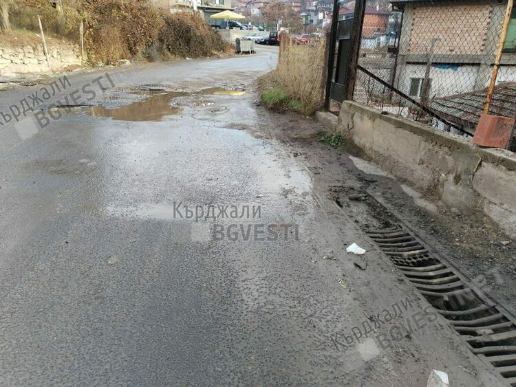 Дупка до дупка по пътя за Енчец,а в Главатарци и „Емона”чакат туристи за празниците