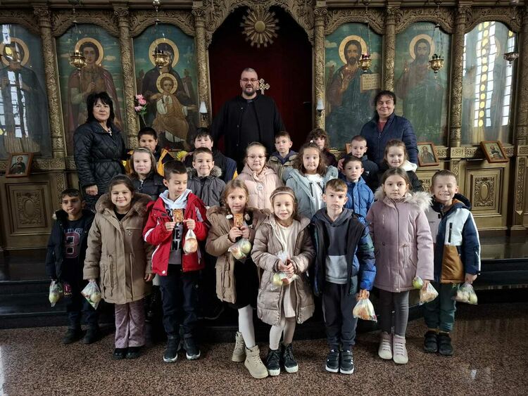 Деца и ученици влязоха в храма за Деня на християнското семейство и младеж