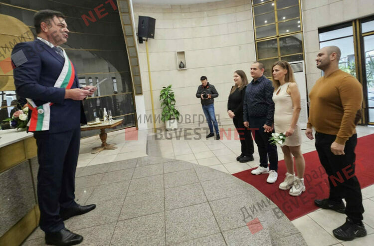 Навръх Деня на християнското семейство кметът венча 2 двойки в граждански брак