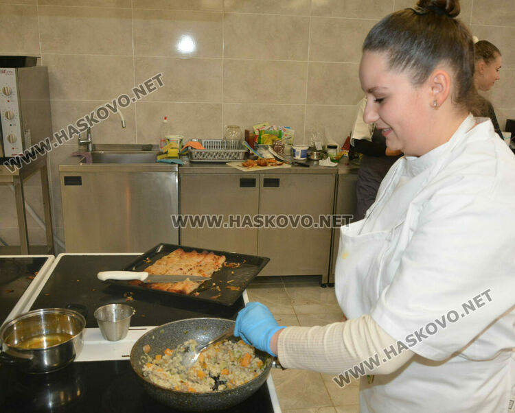 Ученици презентираха ястия от тиква за Деня на християнското семейство