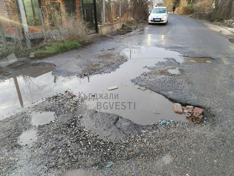 Дупка до дупка по пътя за Енчец,а в Главатарци и „Емона”чакат туристи за празниците