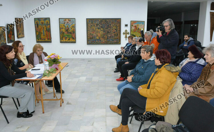 Ваня Велева откри осма самостоятелна изложба в Хасково