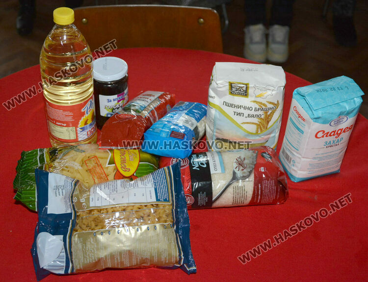 Възрастни хасковлии получиха помощи за Деня на християнското семейство