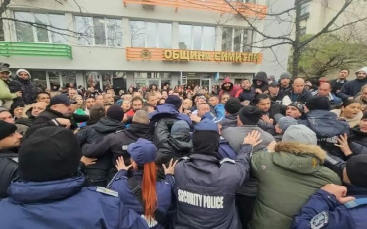 Полицията едва овладя тежки сблъсъци в центъра на Симитли