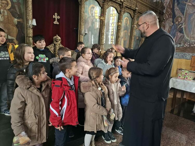 Деца и ученици влязоха в храма за Деня на християнското семейство и младеж