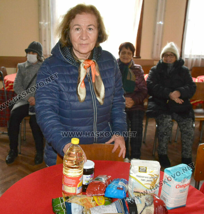 Възрастни хасковлии получиха помощи за Деня на християнското семейство