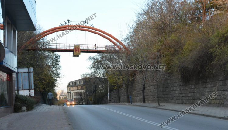 Изхвърлят боклуци в храстите над подпорната стена на бул. „Освобождение“ 