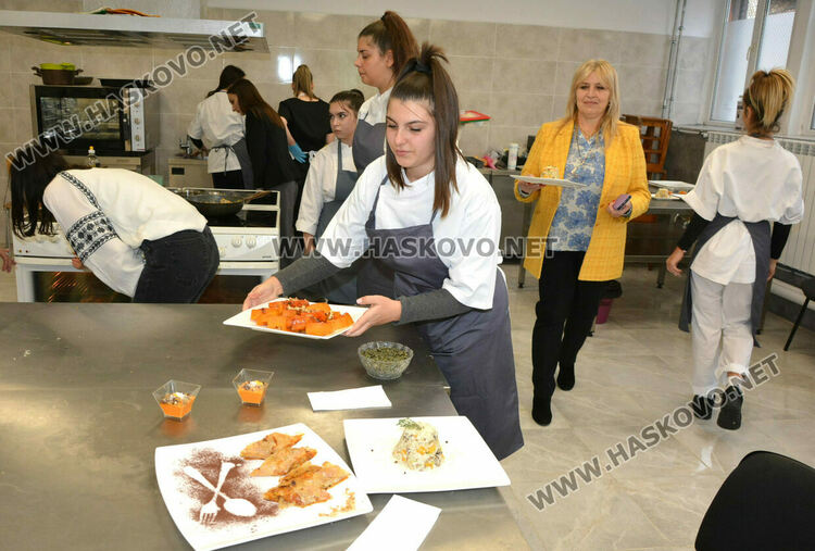 Ученици презентираха ястия от тиква за Деня на християнското семейство