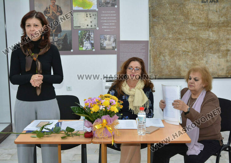 Ваня Велева откри осма самостоятелна изложба в Хасково