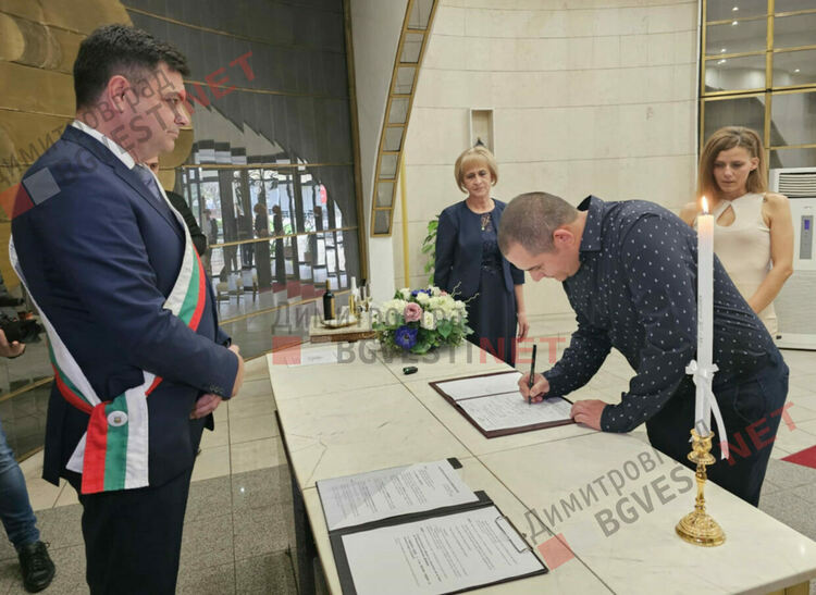Навръх Деня на християнското семейство кметът венча 2 двойки в граждански брак