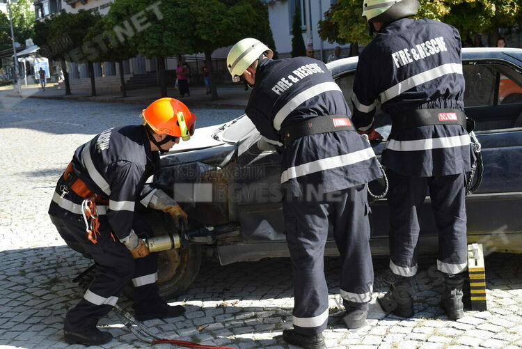 Полицейски новини:Рязаха  катастрофирал "Мерцедес",за да извадят 65-годишен шофьор