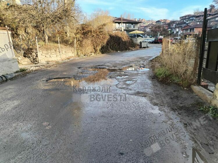 Дупка до дупка по пътя за Енчец,а в Главатарци и „Емона”чакат туристи за празниците