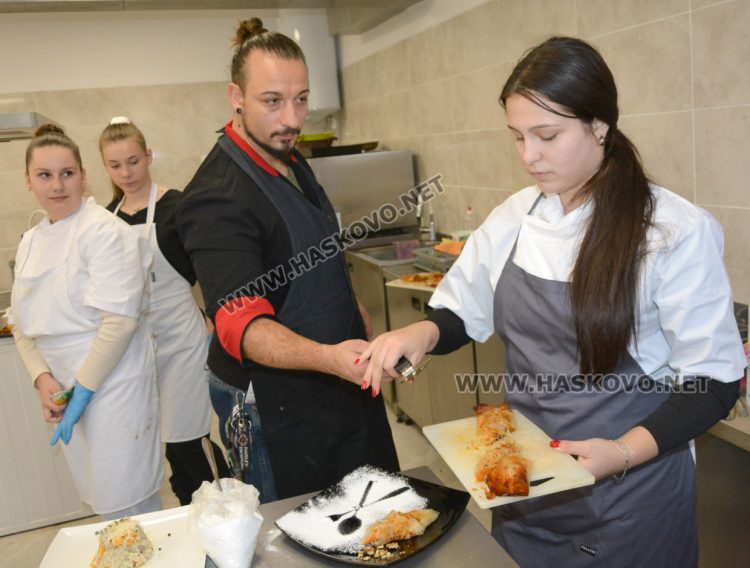 Ученици презентираха ястия от тиква за Деня на християнското семейство