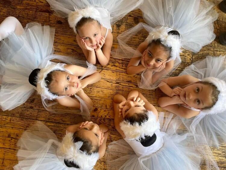 Децата от Балетна школа „Алегро“ подаряват на Хасково спектакъла „Лешникотрошачката“ 