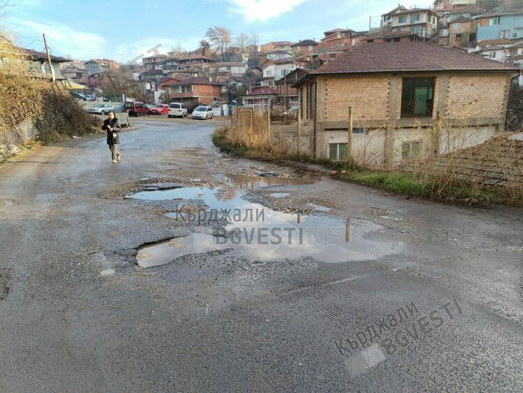 Дупка до дупка по пътя за Енчец,а в Главатарци и „Емона”чакат туристи за празниците