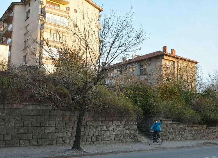 Изхвърлят боклуци в храстите над подпорната стена на бул. „Освобождение“ 