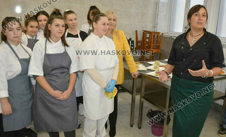 Ученици презентираха ястия от тиква за Деня на християнското семейство