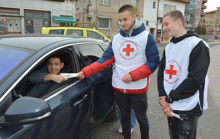 Деца призоваха водачите да ги пазят с есенни листа 