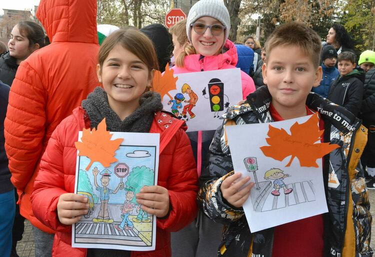 Деца призоваха водачите да ги пазят с есенни листа 