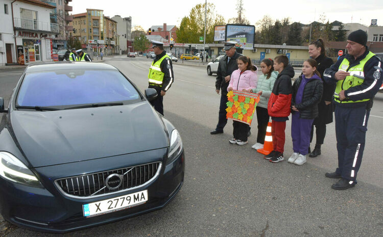 Деца призоваха водачите да ги пазят с есенни листа 