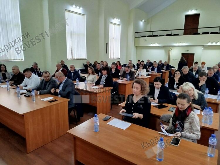 Инвестиционно намерение за изграждане на фотоволтаичен парк предизвика спор в общинския съвет 