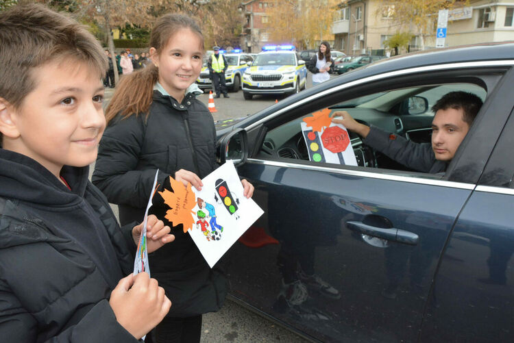 Деца призоваха водачите да ги пазят с есенни листа 