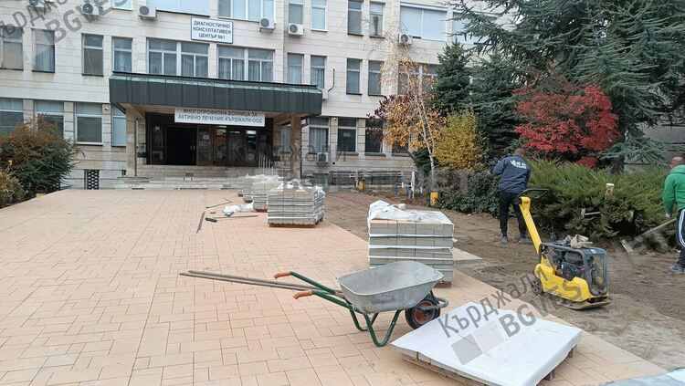 Пространството пред Поликлиниката в Кърджали с нов облик, сменят плочките след три десетилетия