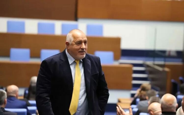 Бойко Борисов излезе на трибуната за първи път от дълго време насам - и не направи нищо, за да разплете възела от проблеми, който задушава парламента.