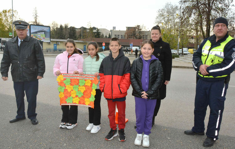 Деца призоваха водачите да ги пазят с есенни листа 