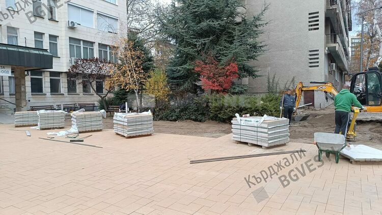 Пространството пред Поликлиниката в Кърджали с нов облик, сменят плочките след три десетилетия