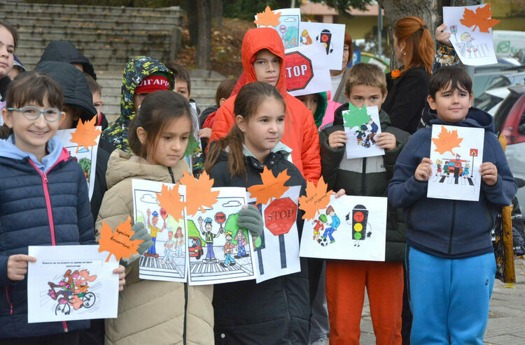 Деца призоваха водачите да ги пазят с есенни листа 