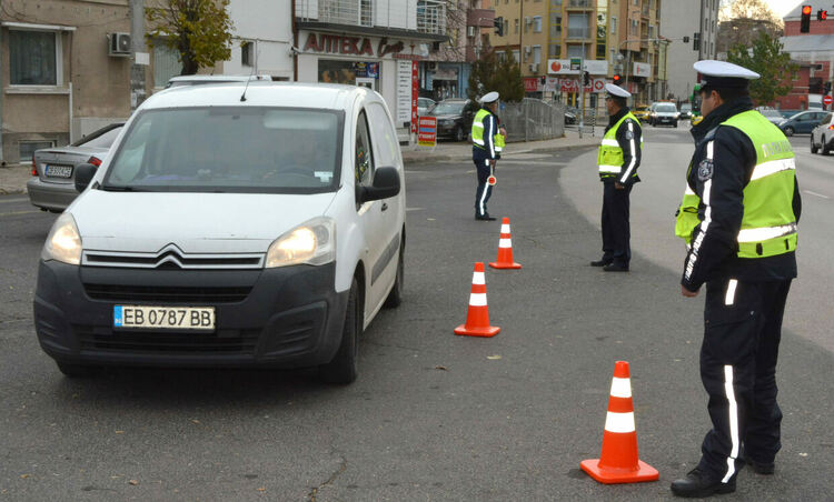 Деца призоваха водачите да ги пазят с есенни листа 