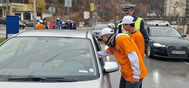 Участници от Детска полицейска академия в Смолян и пътни полицаи с есенни послания за безопасност на пътя