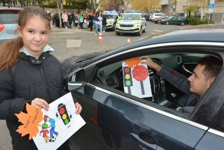 Деца призоваха водачите да ги пазят с есенни листа 